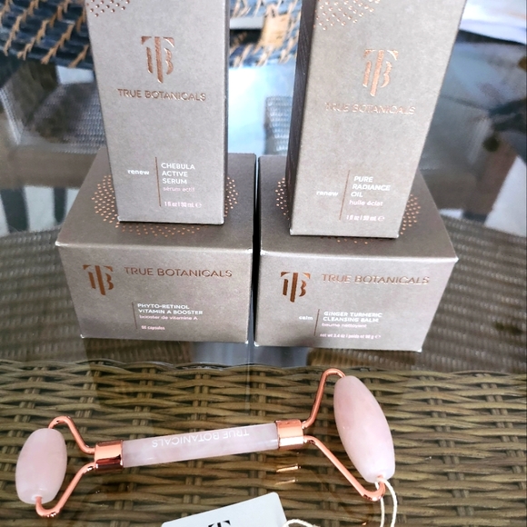 NWT TRUE BIOTANICALS AND FREE GIFT and makeup bag.